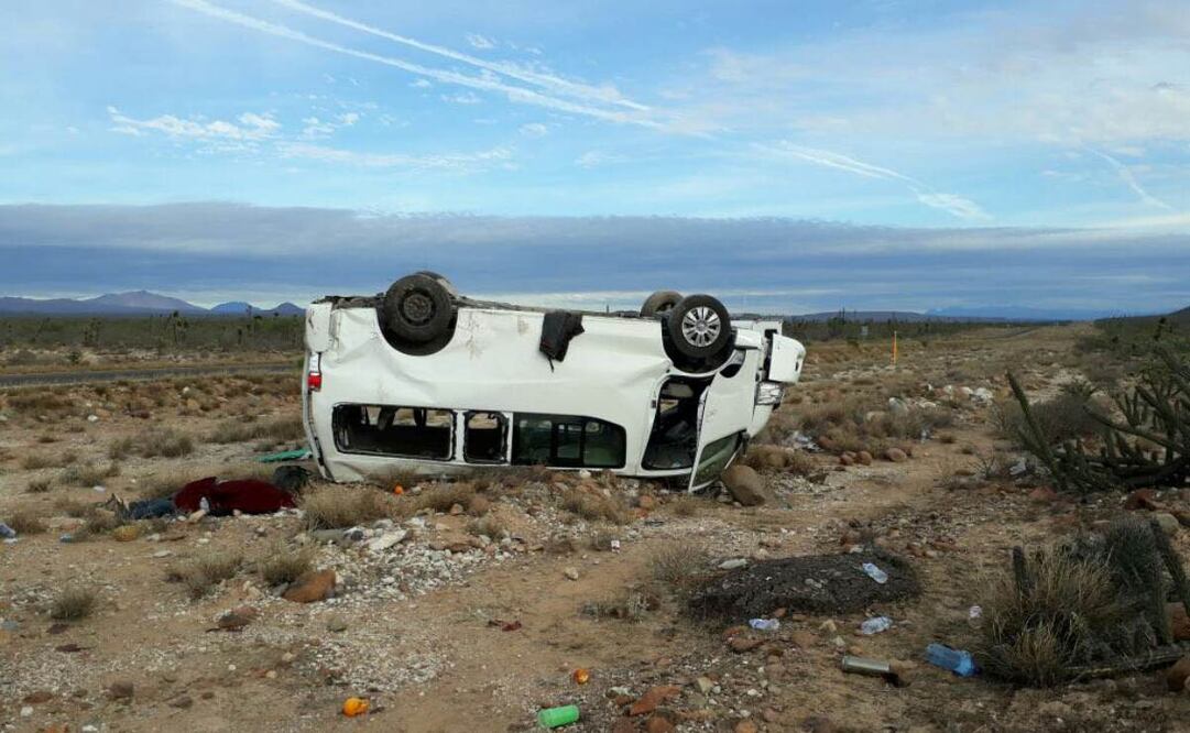 Camioneta volteada tras un accidente en el tramo carretero entre San Ignacio y Vizcaíno, en el estado de Baja California Sur (14/02/18). Foto: EFE