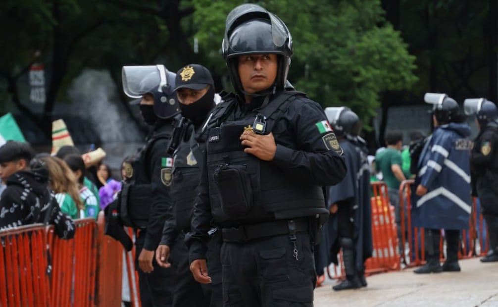 Aficionados despiden el Mundial en el Ángel de la Independencia; cierran Paseo de la Reforma.
Foto: Karla Guerrero| El Universal