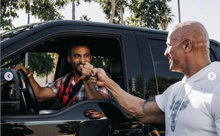 Dwayne Johnson regala su camioneta a veterano naval por Día de Acción de Gracias