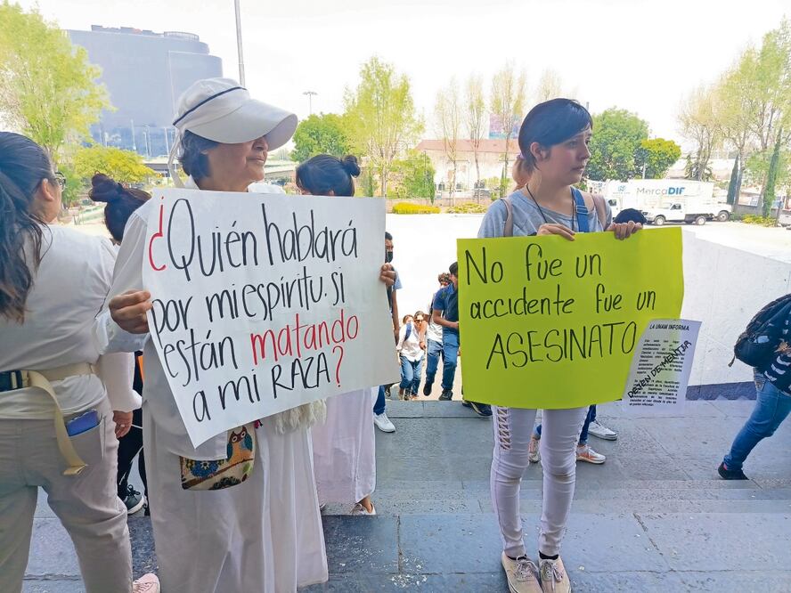 En el Palacio Municipal, padres exigieron justicia por la muerte de Óscar, tras enfrentamiento con porros. Foto: de Rebeca Jiménez. El Universal