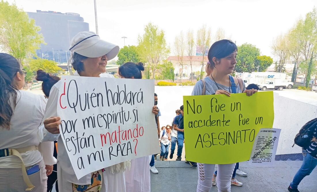 En el Palacio Municipal, padres exigieron justicia por la muerte de Óscar, tras enfrentamiento con porros. Foto: de Rebeca Jiménez. El Universal