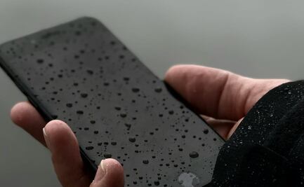 Qué no hacer si tu celular se moja con la lluvia
