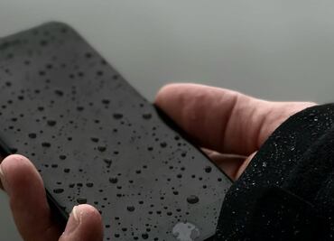 Qué no hacer si tu celular se moja con la lluvia