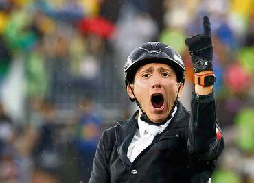 Un ave fénix castrense y con tenacidad