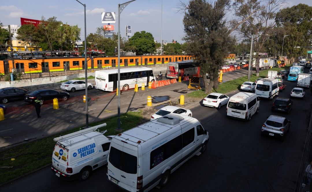 Caos vial por la mañana en la Calz. Ignacio Zaragoza, debido a los trabajos de reparación de un socavón formado a la altura del metro Canal de San Juan. Foto: Hugo Salvador El Universal