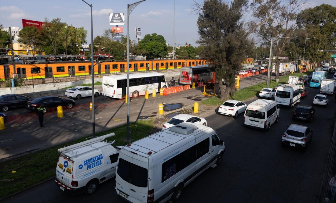 Caos vial por la mañana en la Calz. Ignacio Zaragoza, debido a los trabajos de reparación de un socavón formado a la altura del metro Canal de San Juan. Foto: Hugo Salvador El Universal