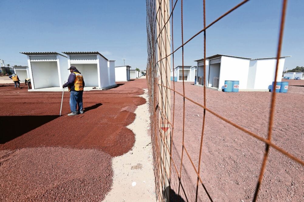 Locatarios afirmaron que trabajadores realizan obras para adecuar la zona para que la próxima semana puedan ofrecer cohetes en el interior del mercado, ya que actualmente lo hacen en la vía pública. (ARIEL OJEDA. EL UNIVERSAL)