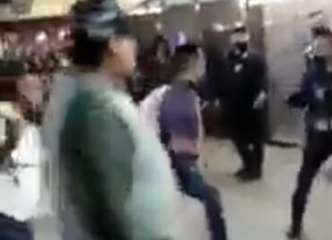 Captan mega pelea campal entre usuarios y policías en Metro Pantitlán