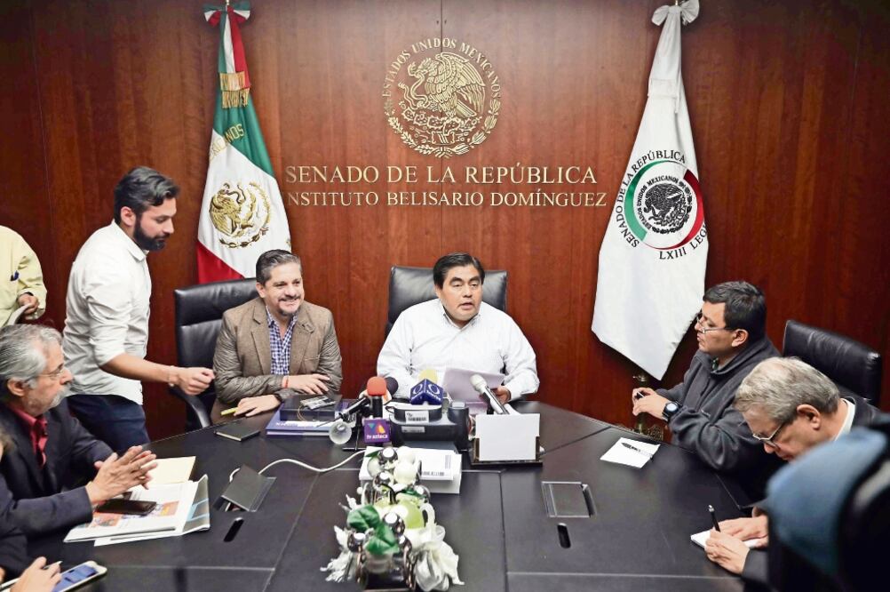 El coordinador del PRD, Miguel Ángel Barbosa (cuarto de izq. a der.), dijo que no se puede dejar al Ejército una responsabilidad que no le corresponde (FERNANDO RAMÍREZ. EL UNIVERSAL)