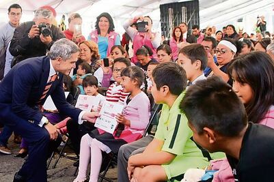 Arman 'show' para la entrega de vales de útiles escolares