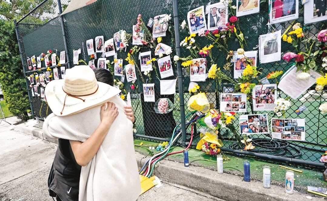 Familiares y amigos de los más de 150 desaparecidos tras el colapso de un conjunto habitacional en Miami no pierden la esperanza de hallar a sus parientes con vida. Foto: GERALD HERBERT. AP