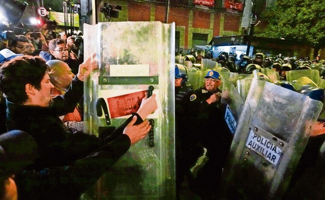 En diversas ocasiones trabajadores del PJF se enfrentaron a las fuerzas del orden para tratar de frenar la reforma judicial. Foto: Archivo EL UNIVERSAL