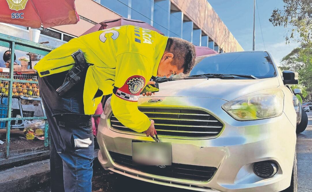 Personal de Tránsito verifica el emplacamiento a fin de que se cumpla con lo establecido en el reglamento. Foto Especial