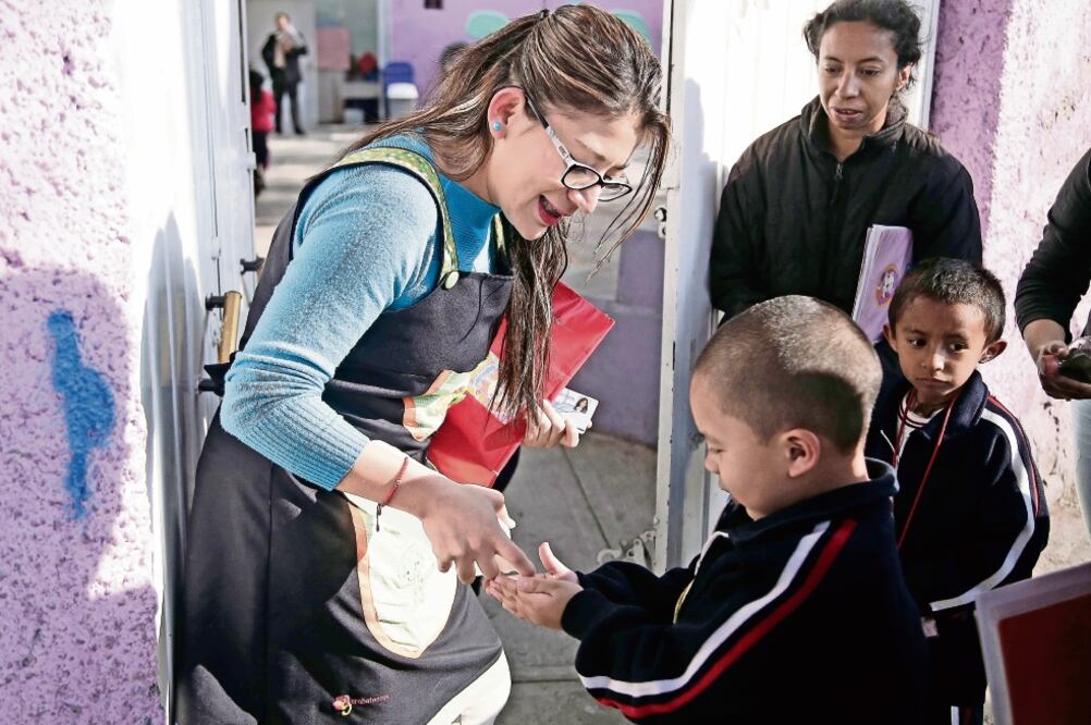 Alumnos de preescolar fueron cuestionados sobre su estado de salud antes de ingresar al plantel y recibieron gel antibacterial como medida de higiene para evitar contagios de influenza (ALEJANDRA LEYVA. EL UNIVERSAL)