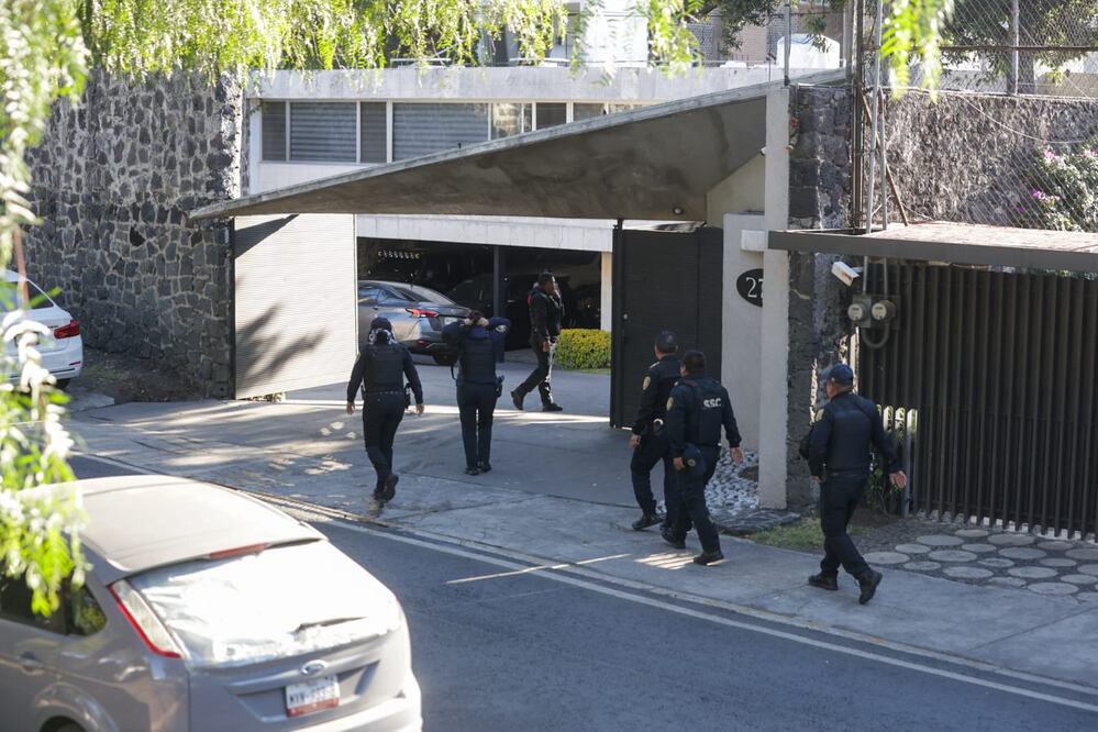 Movilización de elementos de la Secretaría de Seguridad Ciudadana y de peritos de la Fiscalía General de Justicia de la CDMX, debido al reporte de disparos al interior del inmueble, donde habría resultado herida una persona. Foto: Francisco Rodríguez / EL UNIVERSAL