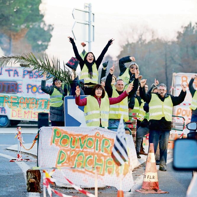 Manifestantes con chalecos amarillos salieron a las calles ayer en Cissac-Medoc, Francia. Para el sábado están planeadas protestas multitudinarias. Foto: REGIS DUVIGNAU. REUTERS