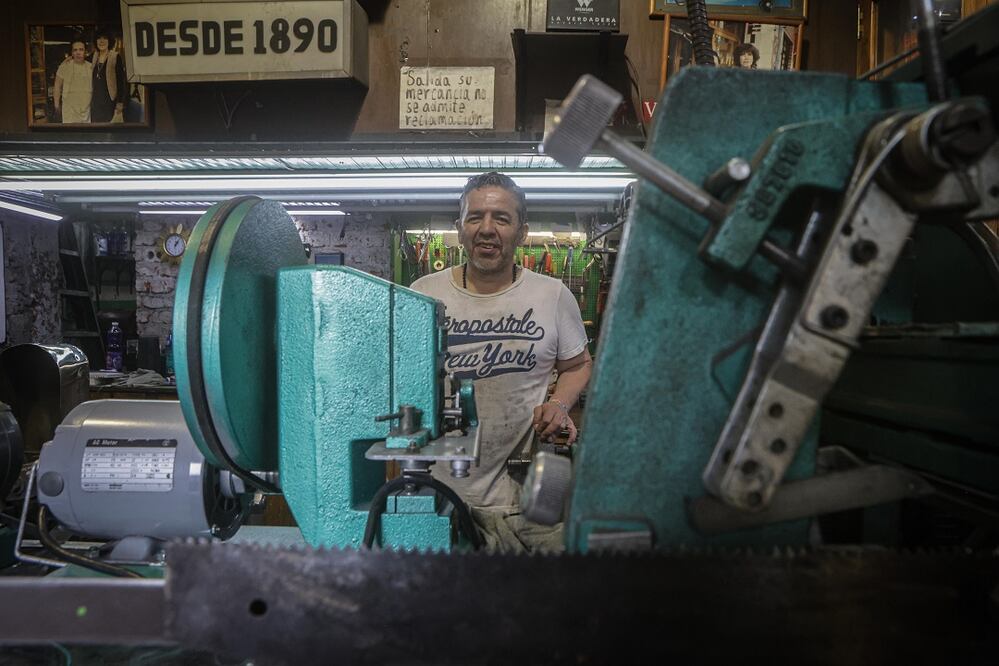 Iván Leura Zepeda proviene de una familia de afiladores de un pueblo de Castilla. Es el actual dueño, junto a su hermano Alejandro, de la Afiladuría Casa Leura, un negocio de más de un siglo de existencia. Foto: Gabriel Pano/El Universal