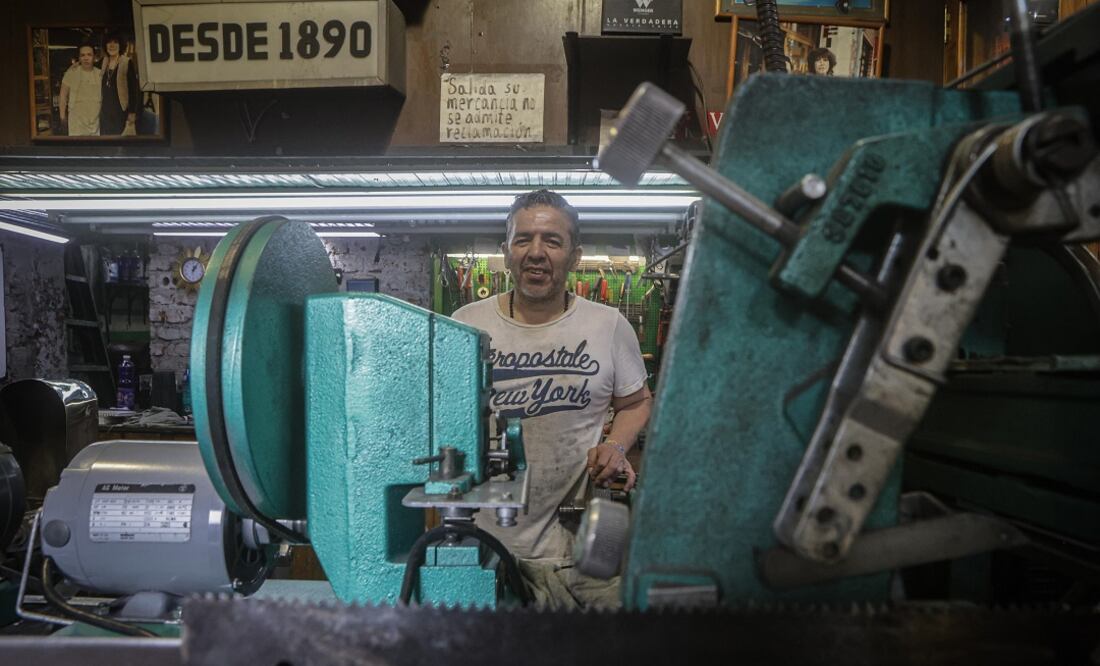 Iván Leura Zepeda proviene de una familia de afiladores de un pueblo de Castilla. Es el actual dueño, junto a su hermano Alejandro, de la Afiladuría Casa Leura, un negocio de más de un siglo de existencia. Foto: Gabriel Pano/El Universal
