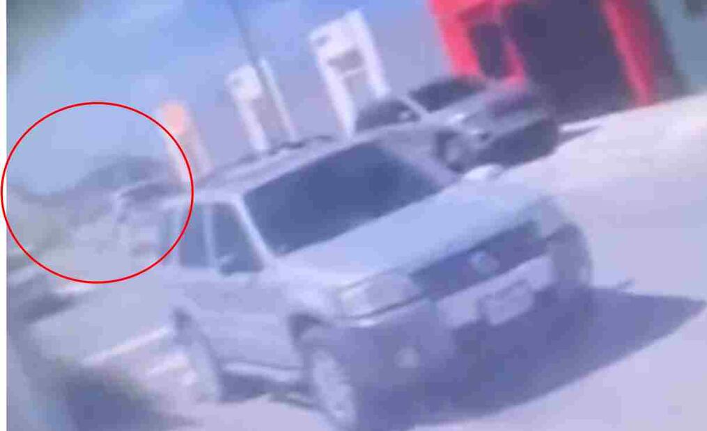 La Secretaría de Marina montó un operativo, al parecer, para detener a algunos hombres armados que lograron escapar, por lo que un helicóptero sobrevoló la zona e incluso, aterrizó entre las viviendas de la colonia Mariano Matamoros. Foto: Captura de pantalla