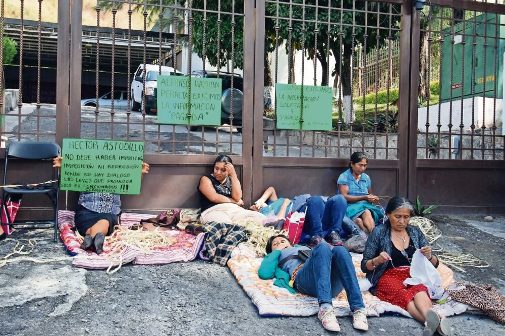 Los manifestantes indicaron que no se moverán de la sede de la Auditoria y van a promover una demanda penal por corrupción contra la alcaldesa. (FOTO: JOSE HERNANDEZ. EL UNIVERSAL)