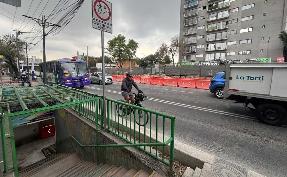Comerciantes y vecinos denuncian descuido de paso a desnivel de Calzada San Antonio Abad (08/12/2025). Foto: Juan Carlos Williams / EL UNIVERSAL