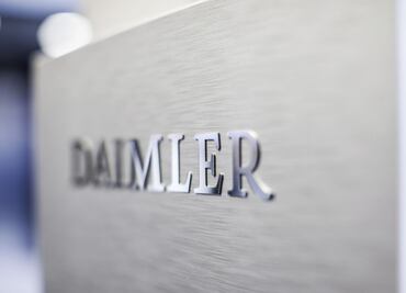 Daimler enfrenta multa millonaria por incumplir regulaciones de emisiones