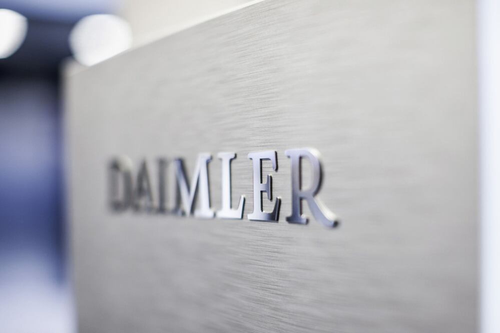 Daimler enfrenta multa millonaria por incumplir regulaciones de emisiones