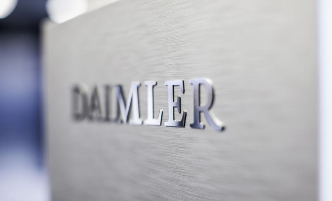 Daimler enfrenta multa millonaria por incumplir regulaciones de emisiones