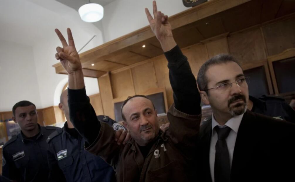 En esta foto de archivo del 25 de enero de 2012, el destacado líder de Fatah, Marwan Barghouti, hace la señal de la victoria ante los medios de comunicación a su llegada para testificar en un juicio ante un tribunal de Jerusalén. Funcionarios de Hamás afirman que cualquier acuerdo de alto el fuego con Israel debería incluir la liberación del prisionero Marwan Barghouti, líder del principal rival político del grupo militante. La demanda de Hamás destaca el papel central que desempeña Barghouti en la política palestina, incluso después de más de dos décadas en prisión y condenado por Israel a múltiples cadenas perpetuas. Foto: AP