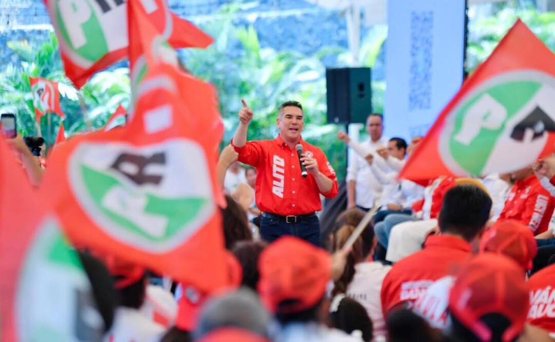 El senador del PRI, Alejandro Moreno, urgió replantear las políticas económicas para detener el deterioro del poder adquisitivo. Foto: X @alitomorenoc