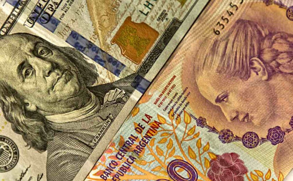 El dólar volvió a subir este martes en el volátil mercado cambiario argentino y cotizó a 1.400 pesos por billete, 1.4% más que el lunes. Foto: iStock