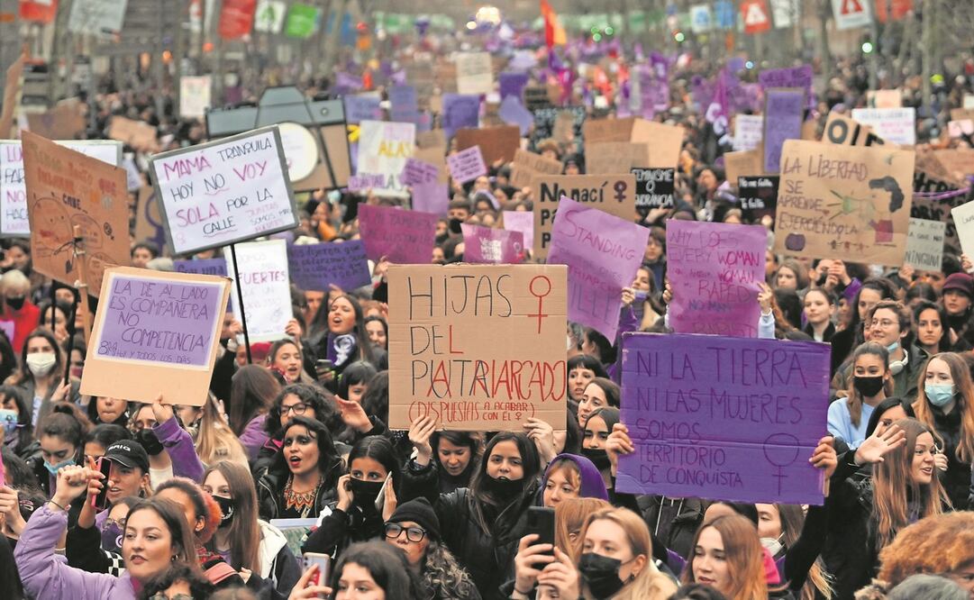 Miles de asistentes a una manifestación por el Día Internacional de la Mujer recorrieron Barcelona. Foto: LLUIS GENE/ AFP