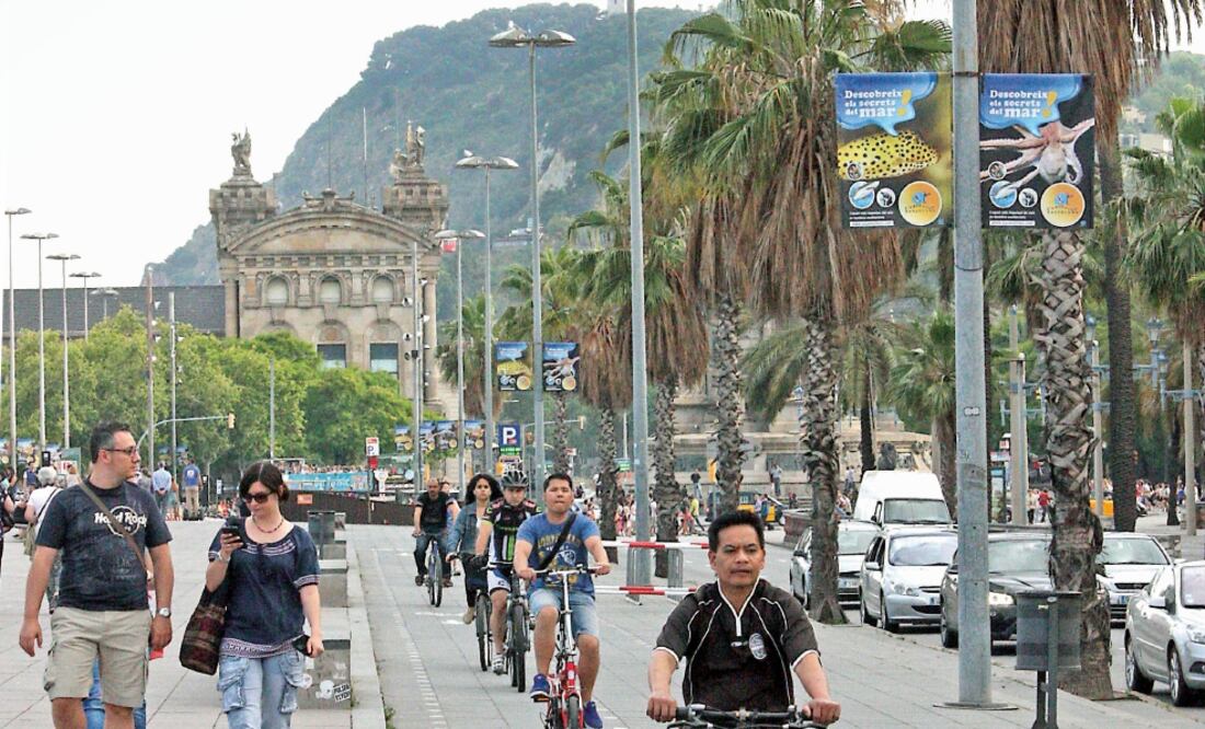En la Ronda del Litroral, cerca del mirador de Colón, los ciclistas y peatones conviven juntos pero cada uno respetando su espacio asignado en la acera (JULIÁN MÉNDEZ. EL UNIVERSAL)