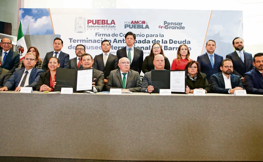 El gobernador de Puebla, Alejandro Armenta, afirmó que en su gobierno se realizarán megaobras, sin megafraudes, sin megasaqueos y sin megamoches. Foto: Especial