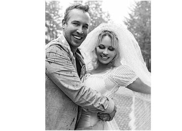 Pamela Anderson regresa a la soltería, se divorcia por quinta ocasión