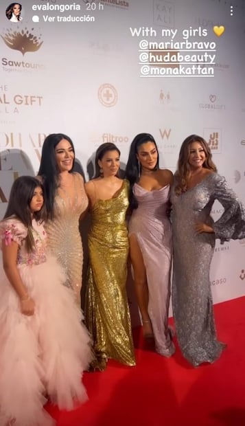 Eva Longoria impacta con sexy vestido dorado
