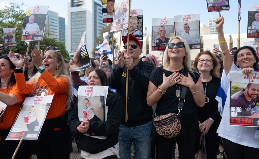 Concentración en la Plaza de los Rehenes de Tel Aviv para seguir a través de unas pantallas gigantes la entrega de los rehenes israelíes. Foto: EFE