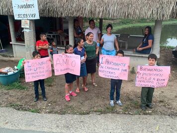Niños esperan paso de convoy de AMLO en Veracruz