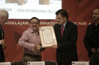 Recibe periodista Sergio González homenaje en la FIL de Guadalajara