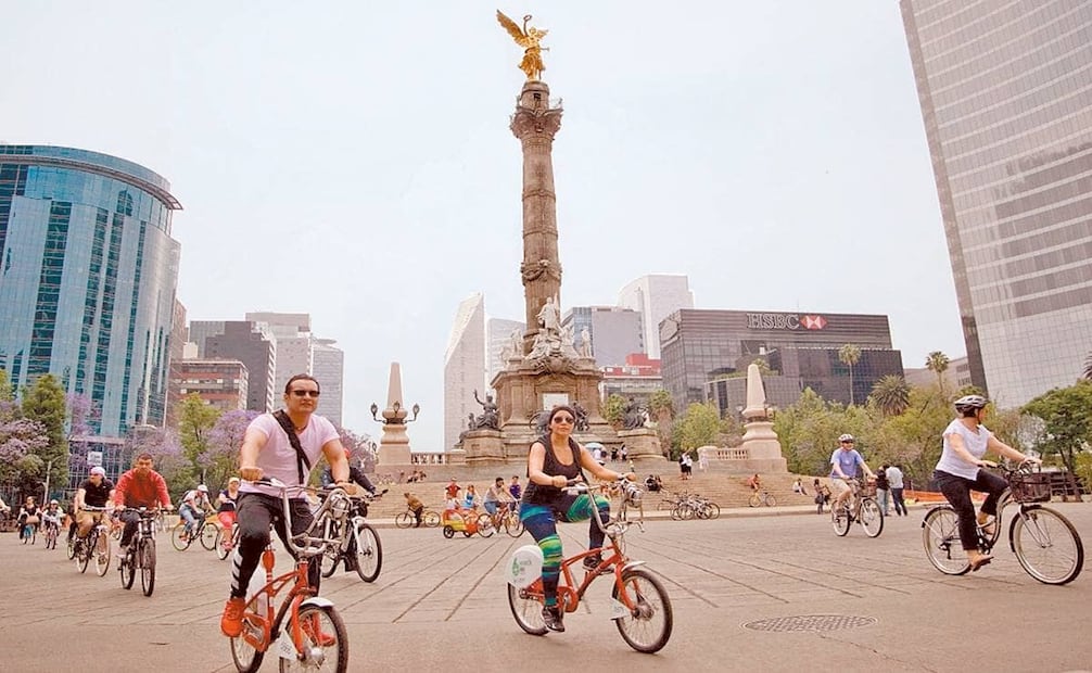 En los años 2000, Paseo de la Reforma ha mostrado gran apertura a actividades recreativas como los "paseos dominicales" para ciclistas, que poco a poco se hacen tradición capitalina. Foto: Abril Cabrera/EL UNIVERSAL.