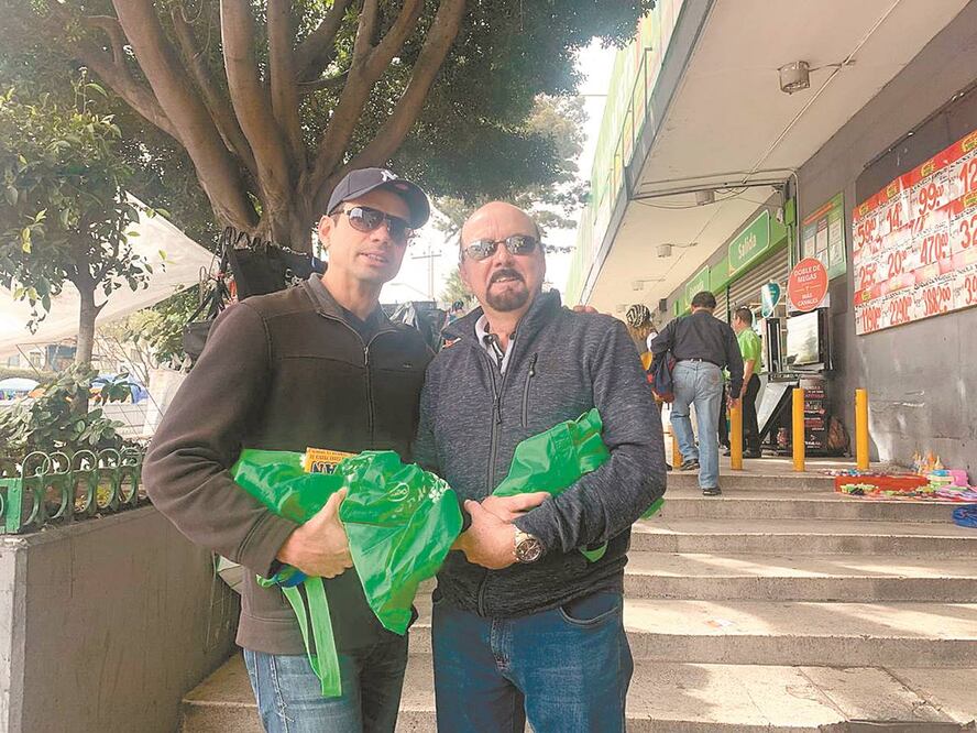 Alejandro y su papá, Osvaldo, se prepararon con tres bolsas de tela y una que les dieron en el mercado para hacer la despensa. Foto/AXL CHIMAL. EL UNIVERSAL