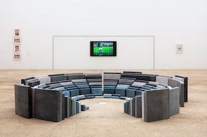 Vestigios del Estadio Azteca y un campo llanero: instalaciones sobre futbol en el Museo Jumex 