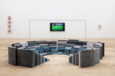 Vestigios del Estadio Azteca y un campo llanero: instalaciones sobre futbol en el Museo Jumex