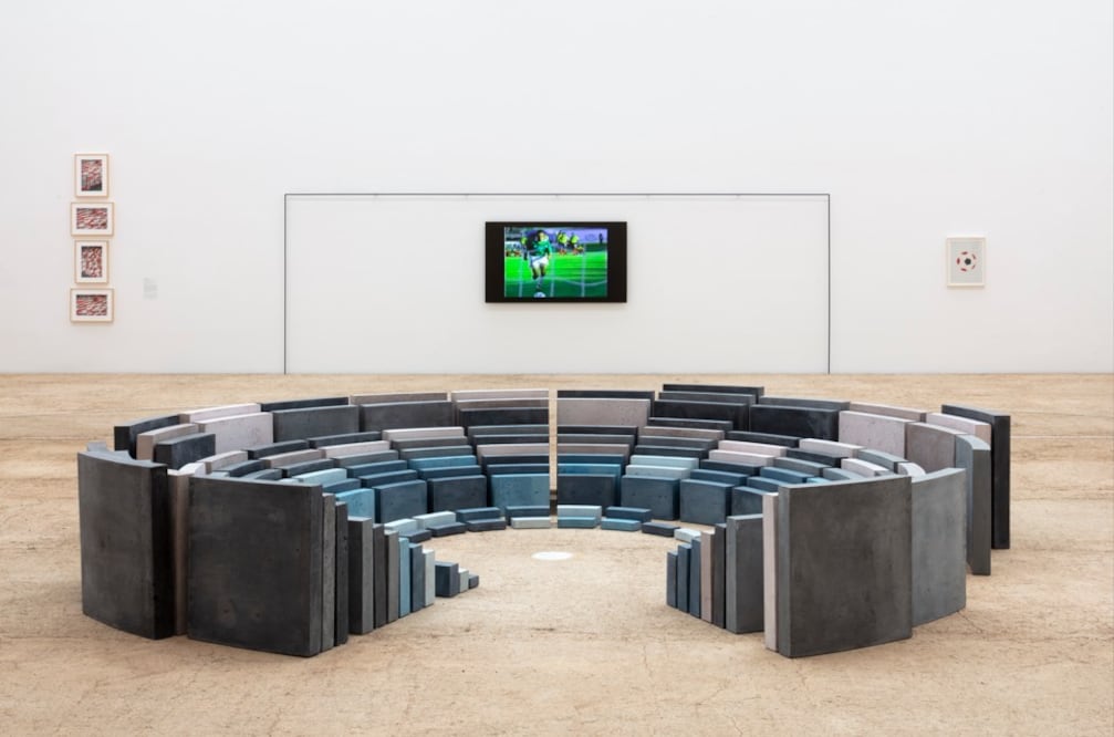 En la muestra son tan importantes las obras como el montaje. La cancha llanera fue hecha con toneladas de tierra, en colaboración con el arquitecto Mauricio Rocha. Crédito: Museo Jumex.