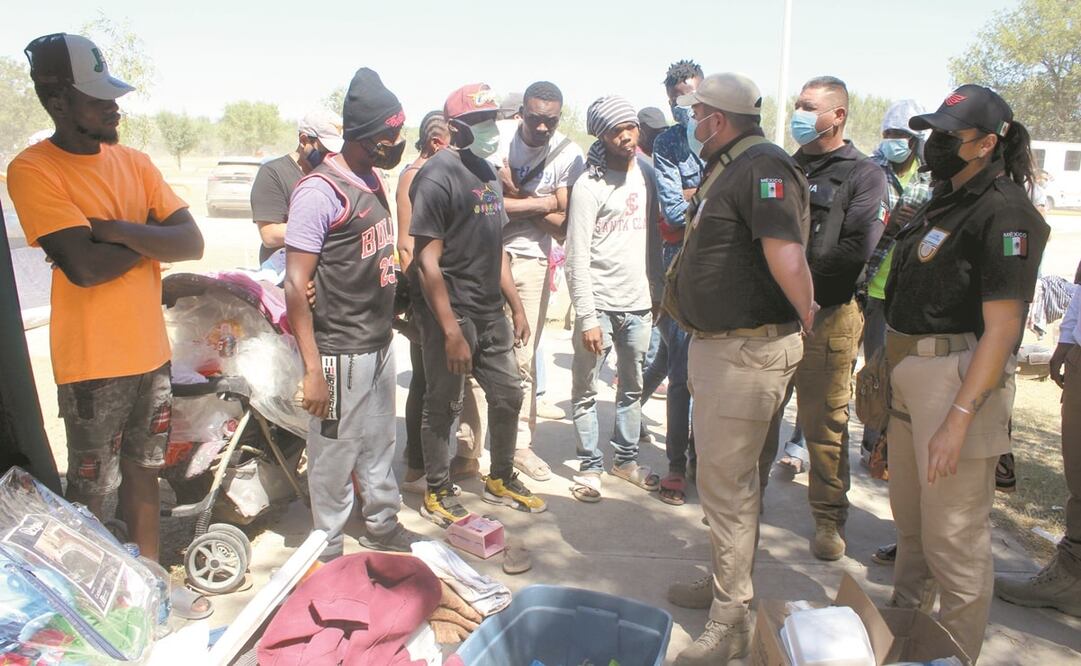 Agentes del INM intentaron convencer a migrantes asentados en el parque Braulio Fernández Aguirre de regresar a Tapachula. Ningún extranjero aceptó. Foto: Francisco Rodríguez. El Universal