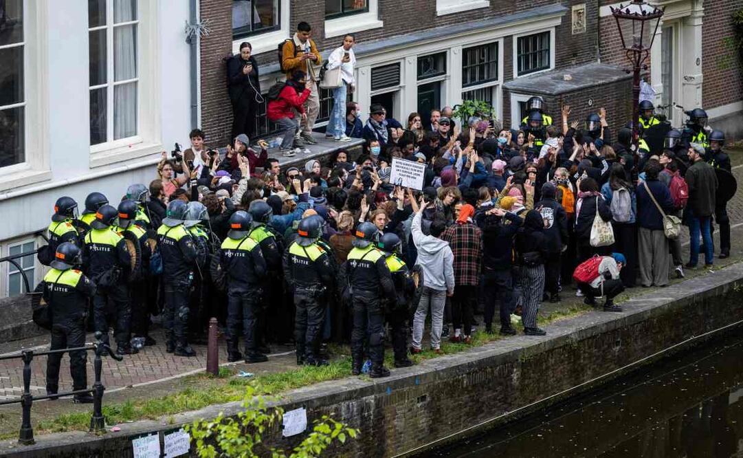 Agentes de la policía holandesa intentan alejar a los manifestantes de Oudezijds Achterburgwal, reunidos para apoyar a los estudiantes pro-palestinos que ocupan la UvA, en Amsterdam en mayo. Foto: AFP