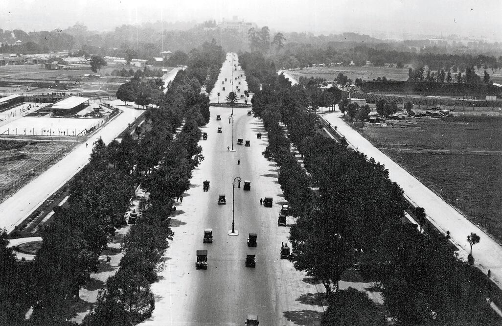 A inicios de los años veinte apenas había algunas construcciones en los alrededores. Sin embargo, ya aparecen bastantes vehículos. Al fondo se alcanza a ver el Castillo de Chapultepec (COLECCIÓN VILLASANA-TORRES)