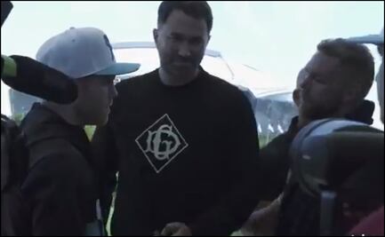 Canelo Álvarez y  Billy Joe Saunders se calientan en el frente a frente