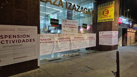 Plaza Izazaga 89: colocan sellos de suspensión de actividades; comerciantes siguen sacando mercancía por la calle trasera