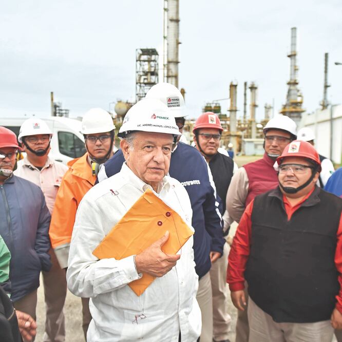 Durante su visita a Tamaulipas, el presidente de México, Andrés Manuel López Obrador, realizó un recorrido por la refinería de Ciudad Madero, en donde aseguró que se hará una inversión de 4 mil millones de pesos. PRESIDENCIA